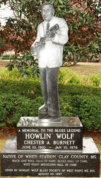 statue Howlin Wolf